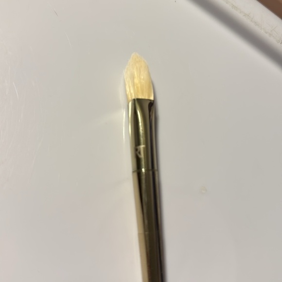 Real Techniques Bold Metals Collection 102 Triangle Concealer Brush - Picture 4 of 9
